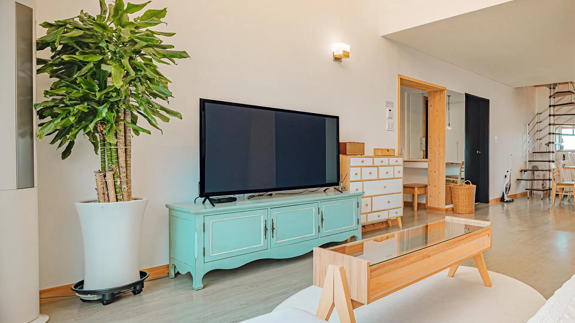 ג'גו Le Village Aewol E 0*,